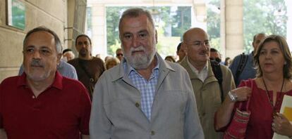 Antonio Rodrigo Torrijos, en el centro, junto a los juzgados.