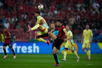 El español Mikel Merino, controla de cabeza un balón ante el albanés  Berat Djimsiti.