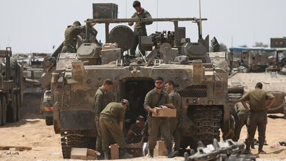 Soldados israelíes hacían inventario de su equipamiento, ayer cerca de la ciudad de Rafah.