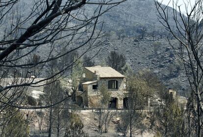 Estado en que ha quedado una masía en el bosque cerca del pueblo de Agullana, Girona.