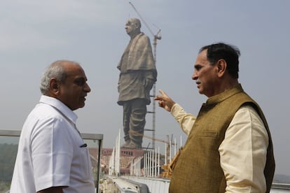 O primeiro-ministro do estado de Gujarat, Vihay Rupani (direita), e o vice primeiro-ministro, Nitin Patel, conversam sobre a estátua.