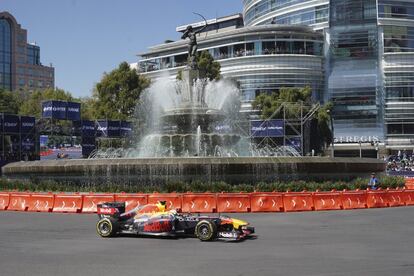 Sergio 'Checo' Pérez recorre Paseo de la Reforma con su RB7 en Ciudad de México, este miércoles 3 de noviembre.