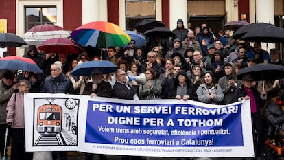 Protesta de usuarios del servicio de Rodalies (Cercanías) Renfe frente a la estación de trenes de Molins de Rei.