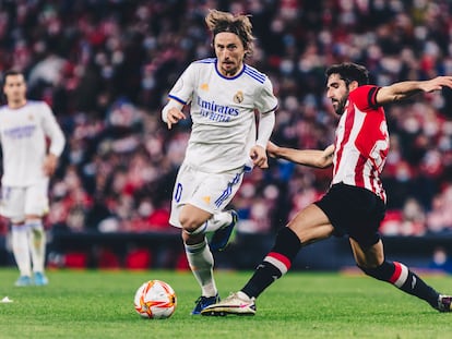 Raúl García intenta arrebatarle el balón a Modric en el duelo de cuartos de final en San Mamés.