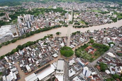 Una vista aérea muestra la inundación causada por el desbordamiento del río Cachoeira en Itabuna, Estado de Bahía, el 26 de diciembre.