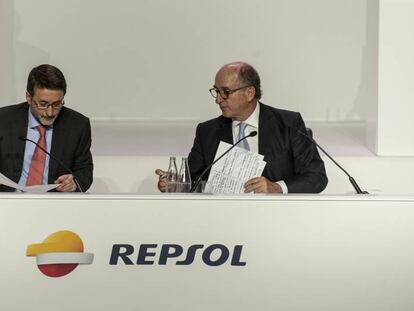 Josu Jon Imaz y Antonio Brufau, en una junta de accionistas de Repsol.