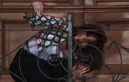 La presidenta argentina, Cristina Fernández de Kirchner, saluda sus jóvenes militantes en un acto en la Casa Rosada.