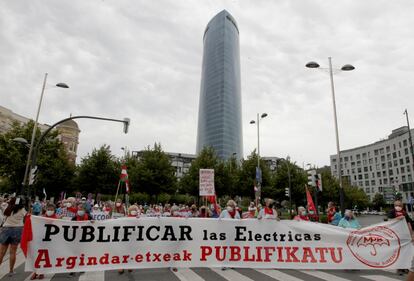 La manifestación, a su paso por la Torre Iberdrola.