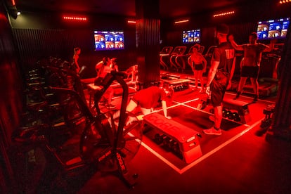 Usuarios del gimnasio TRI3 de Madrid en una sesión de entrenamiento, este viernes.