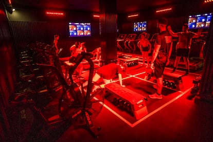 Usuarios del gimnasio TRI3 de Madrid en una sesión de entrenamiento, este viernes.