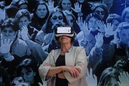 Manuela Carmena durante su visita a la exposición del 40º aniversario de EL PAÍS.