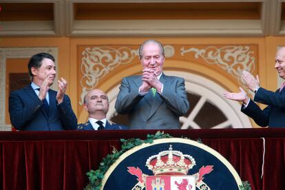 Don Juan Carlos junto a Ignacio González y José Ignacio Wert en la corrida de beneficencia en la plaza de toros de Las Ventas, el 4 de junio de 2014.