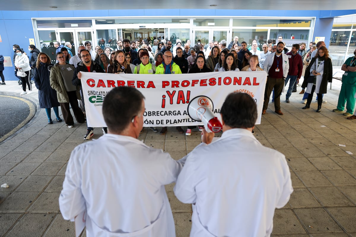 Los sindicatos de médicos se levantan de la mesa de negociación con Sanidad, que rechaza darles un estatuto propio | Sociedad