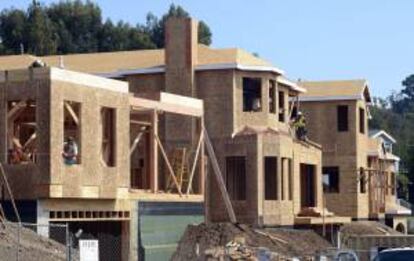 Un grupo de trabajadores construye casas en el barrio Pacific Palisades en Los Ángeles (EE.UU.). EFE/Archivo