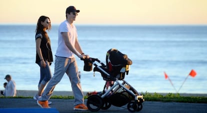 Mila Kunis y Ashton Kutcher, paseando con su hija por las playas de Los &Aacute;ngeles.