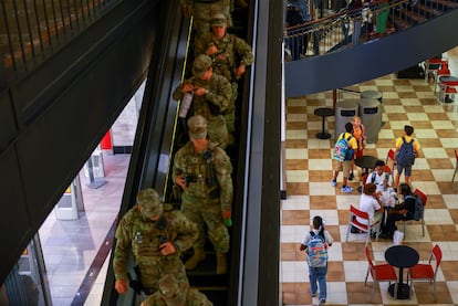 Estudiantes en Union Station, Washington, mientras soldados de la Guardia Nacional patrullan el lugar.