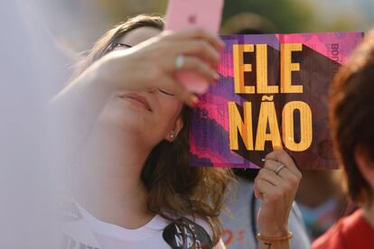 Mulher em São Paulo exibe um cartaz #EleNão.