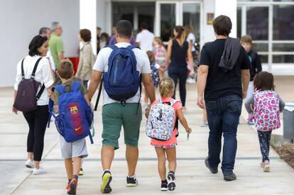 Varios padres llevan a sus hijos al colegio, al inicio del curso, el pasado septiembre en Valencia. 