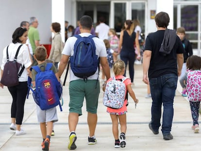 Varios padres llevan a sus hijos al colegio, al inicio del curso, el pasado septiembre en Valencia. 