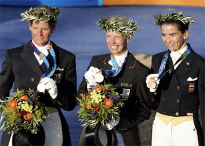 La amazona española, a la derecha, muestra su medalla de bronce.