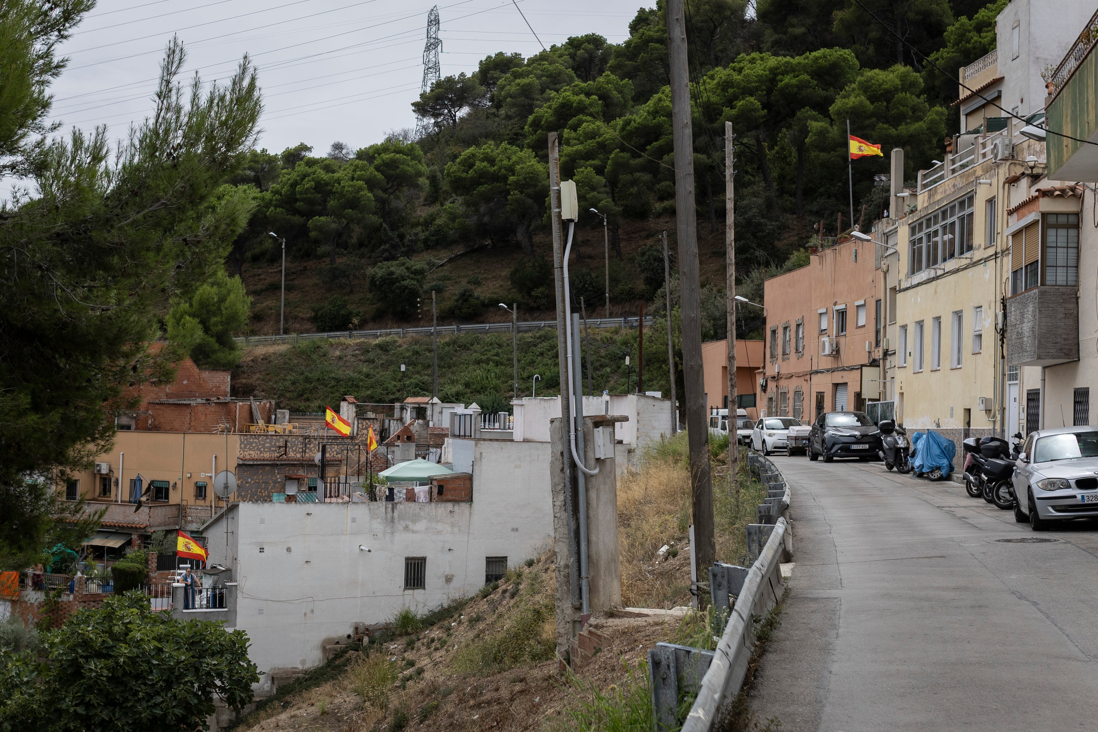 La calle Lliçà, en el barrio de Torre Baró, donde las llamas estuvieron muy cerca de las viviendas durante el incendio del pasado martes.