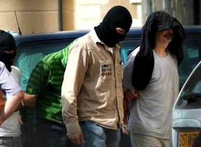 El presunto etarra Luis Ignacio Iruretagoyena, a la derecha, detenido en Francia en septiembre pasado.