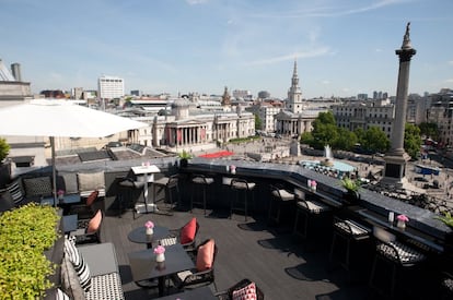 The Trafalgar Hilton es un hotel deluxe de 4 estrellas situado en la famosa plaza Trafalgar de Londres, a 800 metros de Westminster. Tiene un bar en la azotea con vistas espectaculares a la plaza.