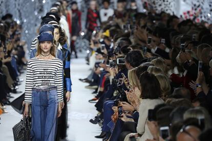 En la colección otoño-invierno
de Dior destaca una camiseta con el siguiente mensaje:
“¿Por qué no ha habido grandes artistas mujeres?”.