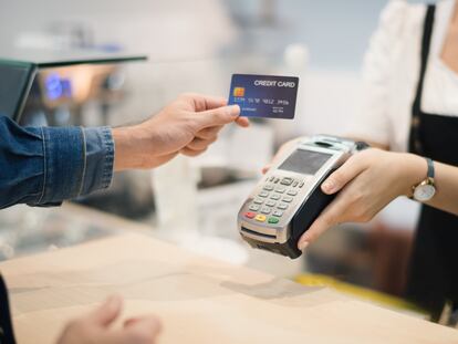 Un cliente pagando con una tarjeta de crédito