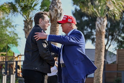 Elon Musk recibe a Donald Trump en la base de SpaceX en Brownsville (Texas).