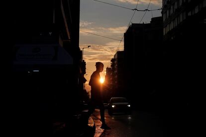 Un peatón camina por una calle durante el segundo confinamiento de Grecia. El Gobierno ha prohibido todo tipo de reuniones al aire libre entre el domingo y el miércoles con motivo del aniversario del levantamiento de la Universidad Politécnica.