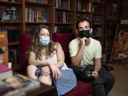 Los directores de cine Pilar Palomero y Luis López Carrasco, en la librería Ocho y Medio de Madrid, el lunes pasado.