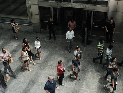 Varias personas pasan ante la sede del banco Goldman Sachs en Nueva York.