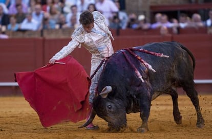 Manuel Escribano durante la faena con el sexto toro, al que le cortó dos orejas.