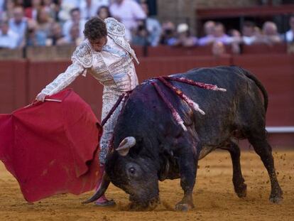 Manuel Escribano durante la faena con el sexto toro, al que le cortó dos orejas.