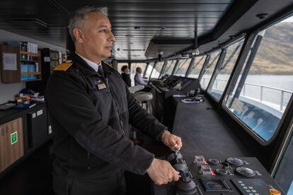 Adolfo Navarro, capitán del ‘Ventus’, en el puente de mando del buque. 