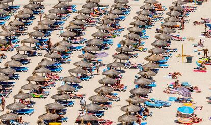 Turistas en la playa de Magaluf, en Mallorca.