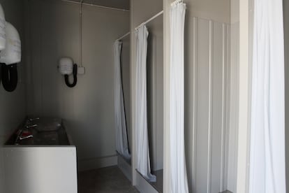 Zona de baño y aseo, en el campamento para migrantes en Gjadër (Albania), el 1 de agosto. 