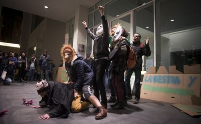 Acte de protesta a les portes del Macba, dimecres, després de la retirada d'una exposició en què s'exhibia una obra al·lusiva al rei Joan Carles.