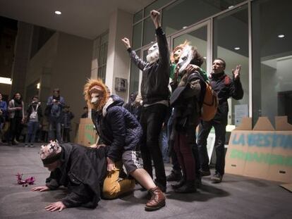 Acte de protesta a les portes del Macba, dimecres, després de la retirada d'una exposició en què s'exhibia una obra al·lusiva al rei Joan Carles.