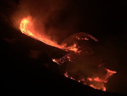 Erupción del volcán Kilauea en Hawái (EE UU). Las autoridades de isla Grande piden a la población que permanezca en sus casas para evitar exponerse a las cenizas.