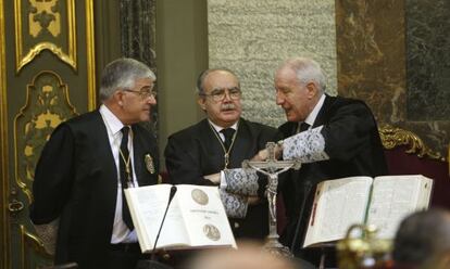 Los magistrados Gonzalo Moliner (izquierda), Juan Saavedra (centro) y Ram&oacute;n Trillo (derecha), en la toma de posesi&oacute;n de cuatro nuevos magistrados del Supremo.