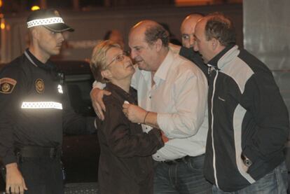 Familiares de una de las víctimas del asesinato de Valencia llegan a la vivienda tras el suceso.