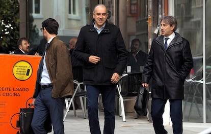 El lotero Manuel Eugenio Reija, en el centro, a su llegada a los juzgados de A Coruña en 2019 para declarar.