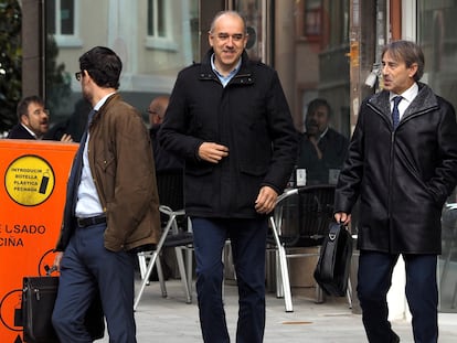 El lotero Manuel Eugenio Reija, en el centro, a su llegada a los juzgados de A Coruña en 2019 para declarar.