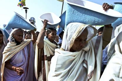 Mujeres indias transportan un inodoro en la ceremonia de inauguración del Festival Internacional del Retrete que empezó el 18 de noviembre en Nueva Delhi. UNICEF calcula que 594 millones de personas, alrededor del 50% de la población de India, está obligada a defecar al aire libre por falta de medios.