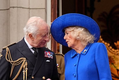 El soberano ha estado acompañado en todo momento de la reina Camila y juntos han ofrecido una merienda en el Palacio de Buckingham para veteranos y miembros de la generación de la II Guerra Mundial.