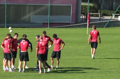 Llorente abandona ayer la sesión preparatoria del Athletic mientras Marcelo Bielsa hace un corro con otros jugadores.