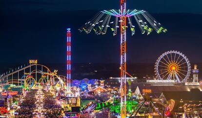 Vista nocturna del recinto ferial en el Oktoberfest de Múnich (Alemania), el 20 de septiembre de 2014.