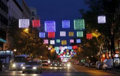 Vista de la calle Goya de Madrid con alumbrado navideño con un diseño formado por cubos de colores fabricados en LED (diodo emisor de luz). EFE/Archivo